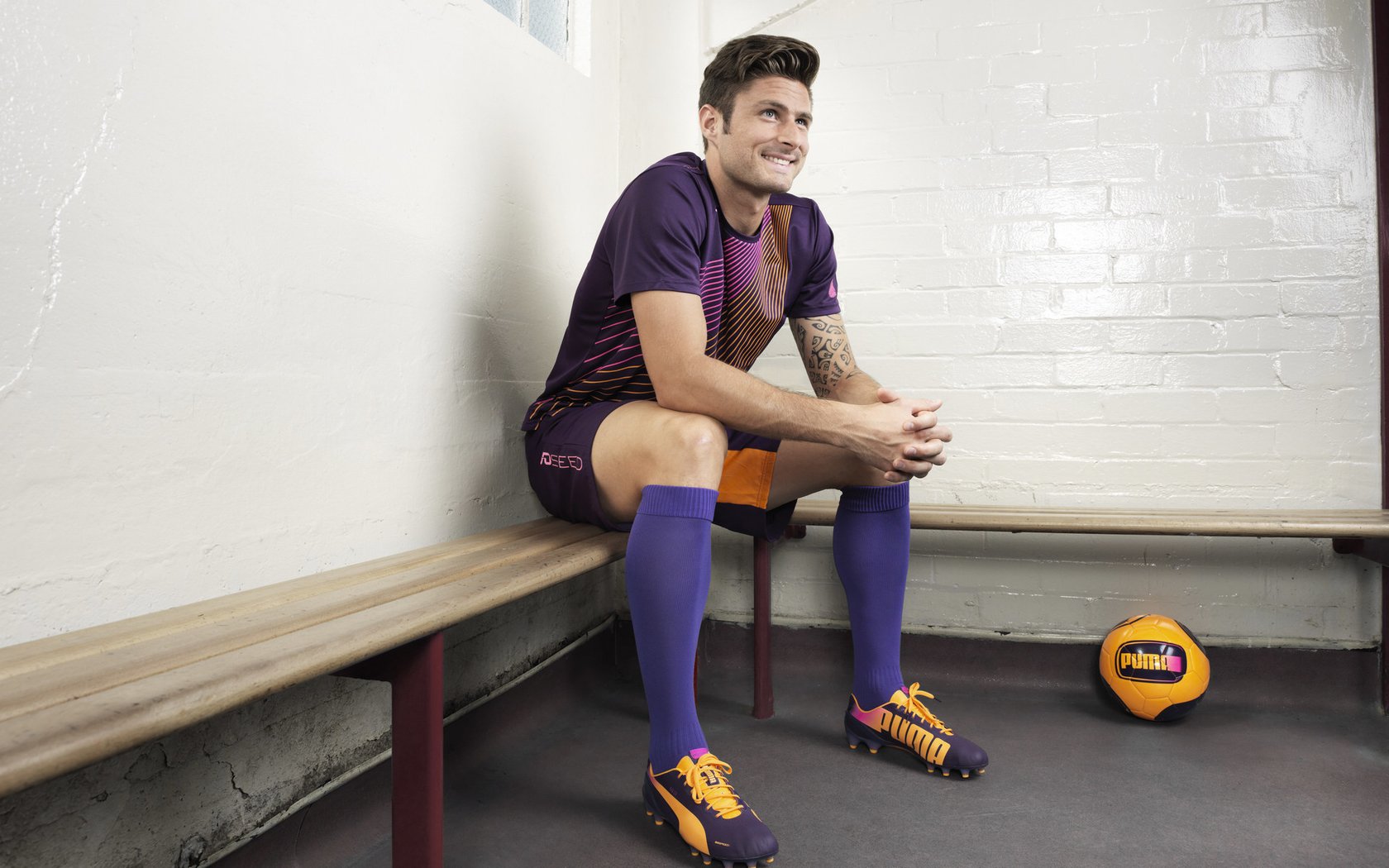 英超赛场利物浦客场3比1取胜 曼城争冠形势愈发胶着，英超利物浦队